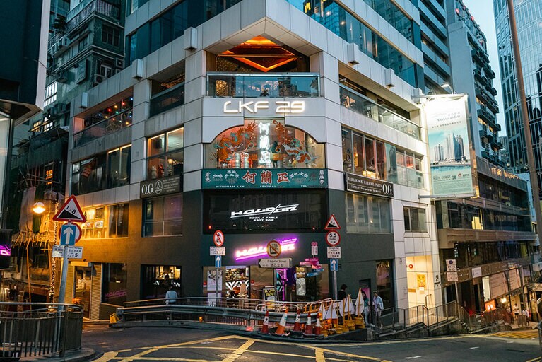 こちらのビルの2Fに何蘭正（Ho Lan Jeng）があります。