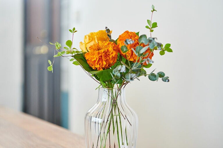 グリーンが花の頭を支えてくれるので、花が水を吸収しやすくなる。