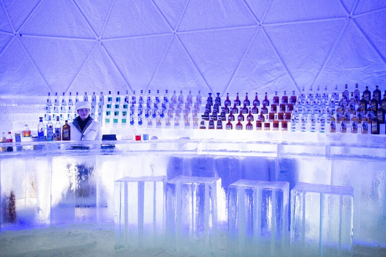 「氷のBar」は照明とあいまってどこか近未来的。ここでスペシャルなジンやカクテルを。