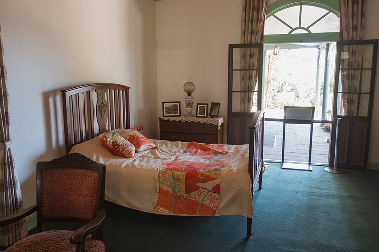 長男から父グラバーへの手紙をもとに作られた寝室。