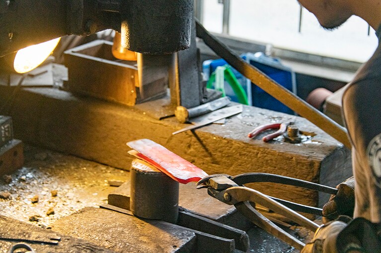 16名の伝統工芸士を含む、約40名の職人さんが日々モノづくりに勤しみます。