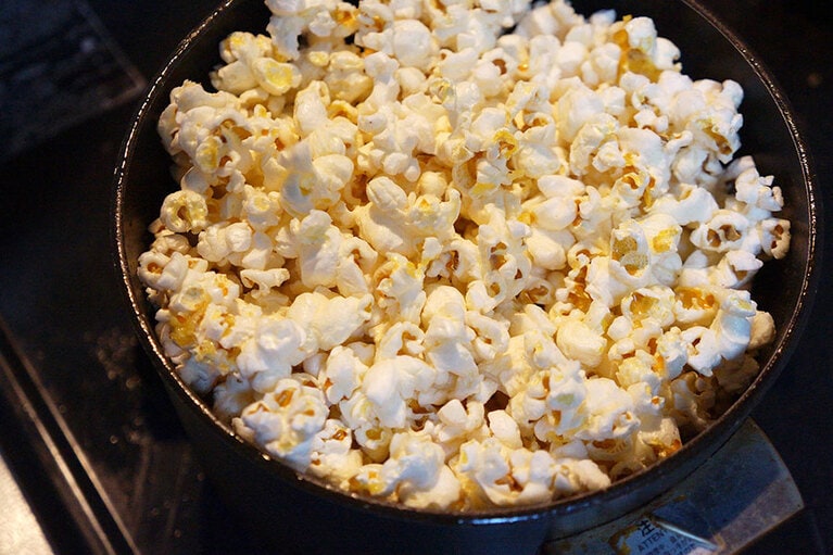 50gぐらいの「原料豆」がこんなボリュームのポップコーンに！