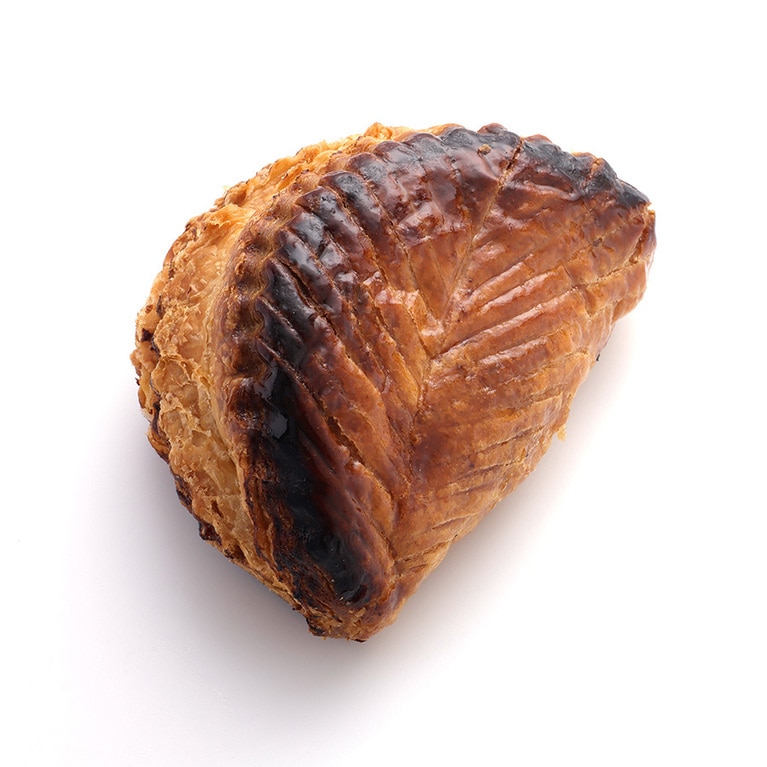 ショーソン・オー・ポム 380円。リンゴのコンポートを詰めて焼いた木の葉模様のスリッパ(ショーソン)形パイ。