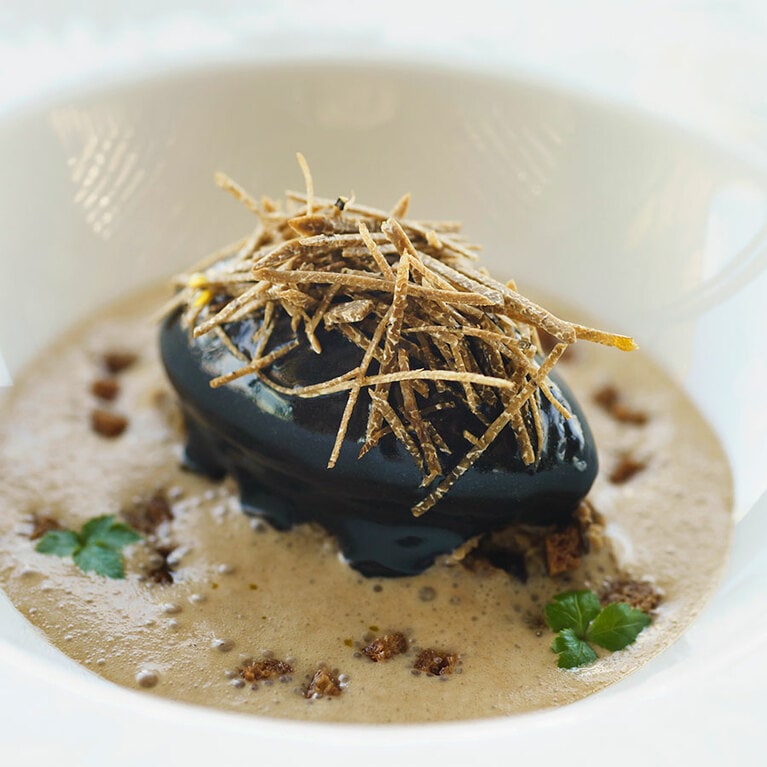 先々代オーナーがこよなく愛した“川かますのクネル 黒トリュフソース”。マッシュルームと椎茸のソースで香り高く。90ユーロ。