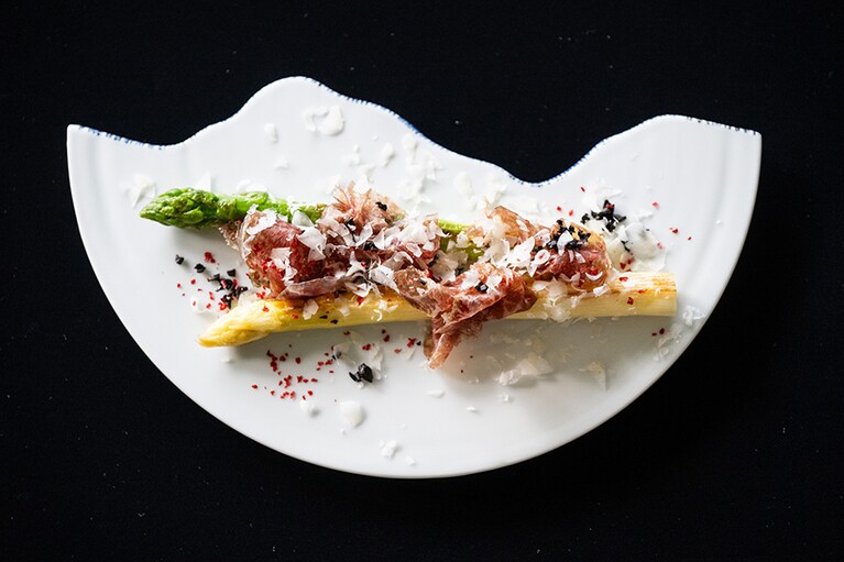 新鮮なアスパラガスは、道産牛の生ハム、道産チーズとともに。