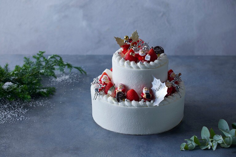 「2段サンタショートケーキ」（限定20台）28,000円。直径21cm＋12cm×高さ18cm（飾りを含む）。アルコール不使用。