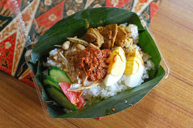 「ナシレマッ」は2店舗で提供。池袋の名店「マレーチャン」は煮干し入りの甘辛サンバルとチキンカレー付きの豪華版(700円)。