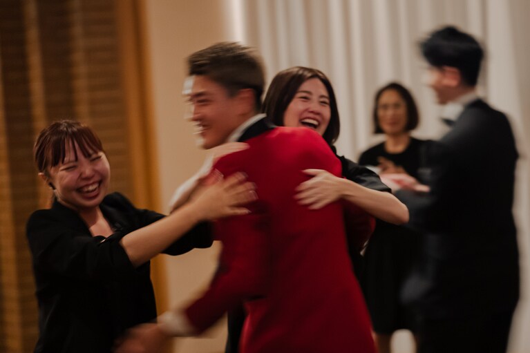 創り上げてきた宴の最後に、ふたりからプロデューサーへ、感謝の花束のサプライズ！