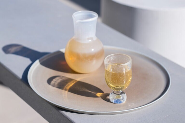 ヨーロッパのティーマイスターとコラボした「シグネチャーティー」シリーズが人気。写真はローズの香りが漂うアイスの「アルテミス」（茶菓子付き）W9,000。