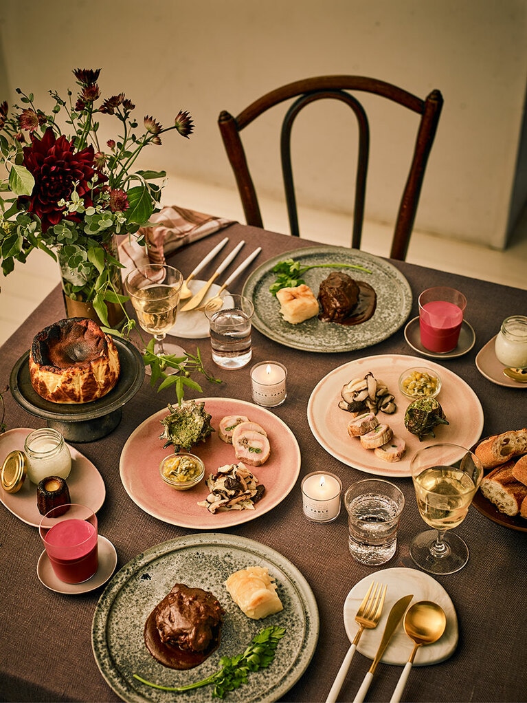 「総料理長おすすめフレンチセット」スープ、冷温菜5種、ハンバーグ、デセール2種、キャンドル2名分 9,000円、「ハチミツ芋のバスクチーズケーキ」540g 2,400円／CANDLE TABLE