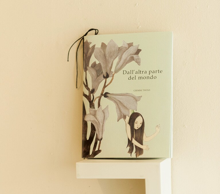 日本人とイタリア人のユニットGrimm Twinsのアーティストブック『せかいのぎゃくがわで』 1,800円。