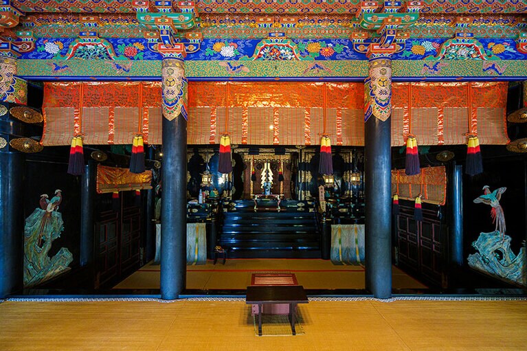 御社殿の柱や建具に漆が塗られている。