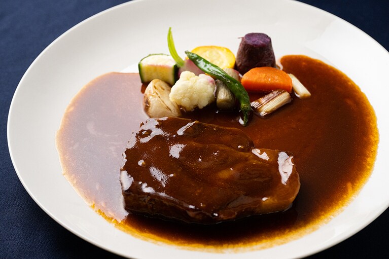 大地の響きを表現したというメインディッシュ「豚肩ロースの赤ワイン煮 佐渡産秋の温野菜とともに」。