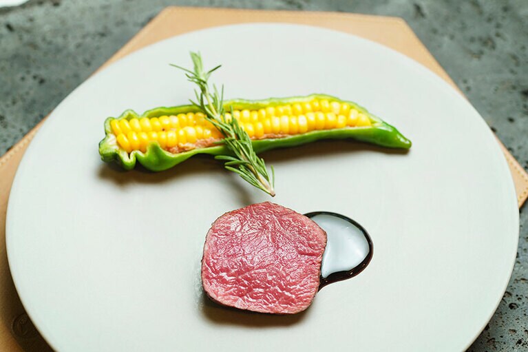 焼き上げた鹿肉は、希少な山梨県産6年熟成のバルサミコソースで。