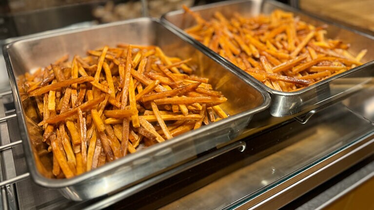 芋けんぴは、いくらでも食べられそうな軽い食感。