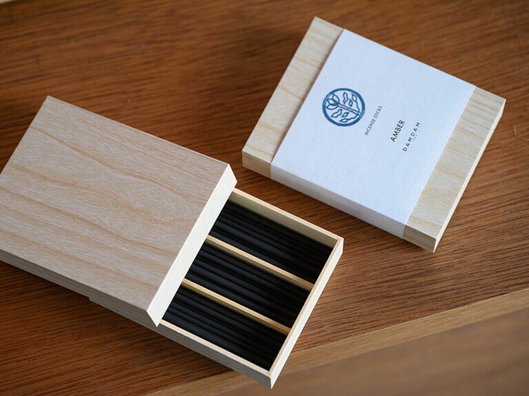 お香　DAMDAM×玉初堂　Shiso(左) 1,760円、Amber(右) 1,430円／DAMDAM