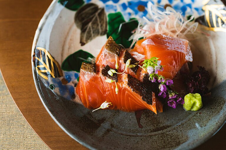 琵琶湖の宝石といわれるビワマスのお造り。皮の香ばしさが感じられるよう、塩たたきに。コースは約11品。14,300円(サ別)。