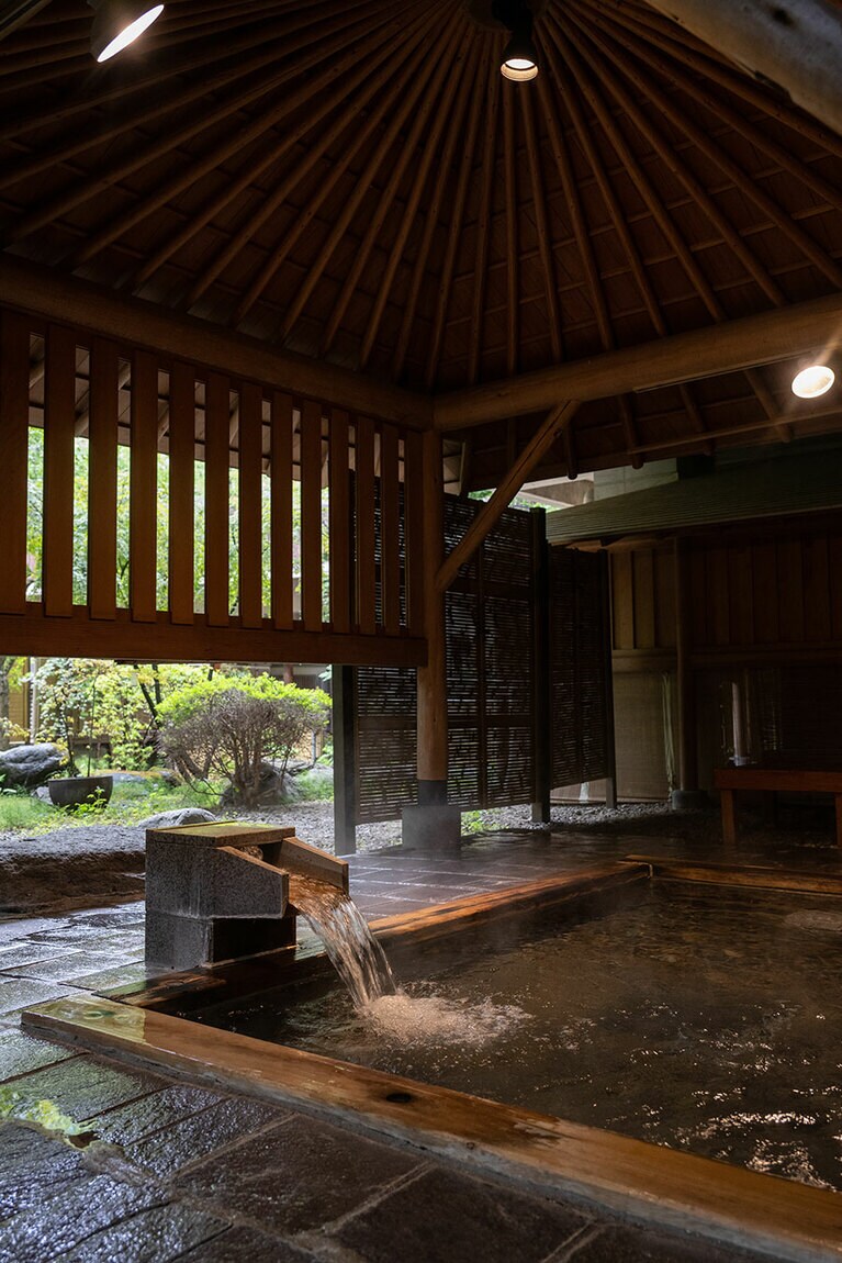 昼間は中庭の緑を眺めながら、夜は清涼な山の風を感じながらプライベートな湯浴みを。