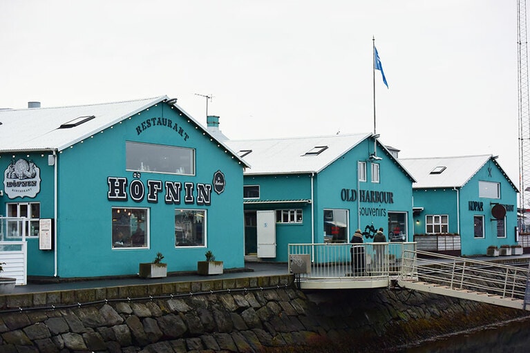 レイキャヴィーク港の再開発エリア。古い建物を生かしたおしゃれなレストランやギャラリーが。