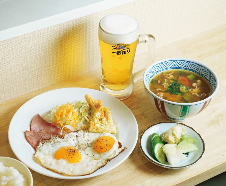 ハムエッグ680円、豚汁480円、そしてここでは生ビール580円が江部さん定番の朝食。