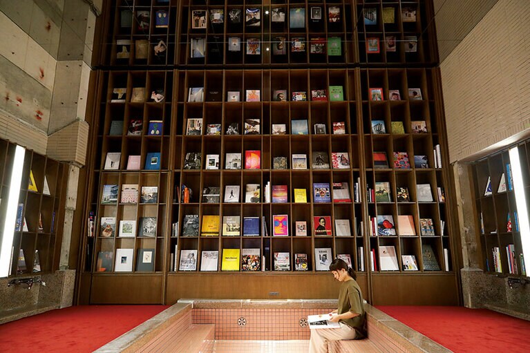 ブックストアは5エリアで構成。大浴場を改装した遊び心あふれる空間も。