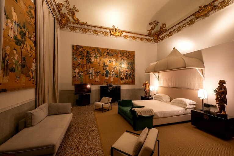 18世紀後半のシノワズリーを彷彿とさせるスイートルーム“ロリエンテ”。天井を飾るトリトン像はステファノ・ドゥラッツォがガレー船団艦隊長だったことを象徴している。