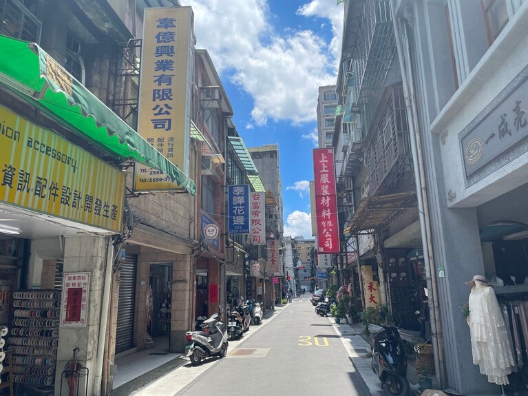 同じジャンルのお店がずらりと並んでいるところが、台湾ならでは。日本ではなかなか見られない光景です。