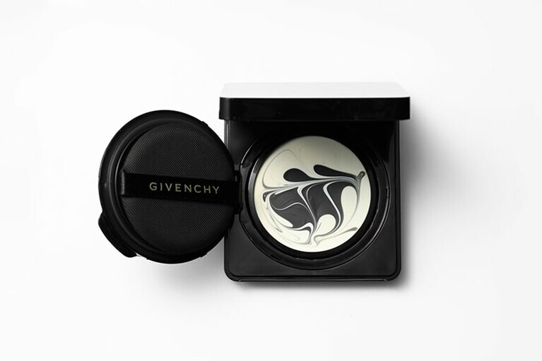 ソワン ノワール UV コンパクト SPF40・PA+++ 12g 13,750円／パルファム ジバンシイ