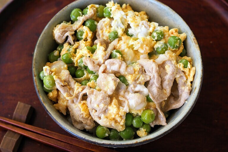 8月9日　豚肉とグリンピースの卵とじ丼。