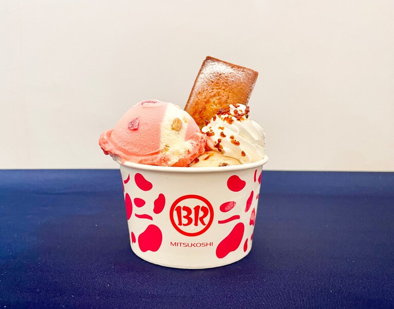 ノワ・ドゥ・ブール コラボサンデー。トッピングは、フィナンシェ、カラメルチップ、粉糖、ホイップクリーム。