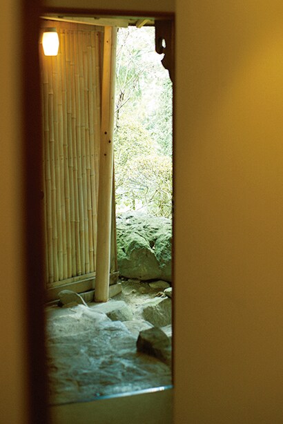 【旅館花屋】露天風呂へと向かう道中にもワクワクさせられる。Photo: Masahiro Sanbe