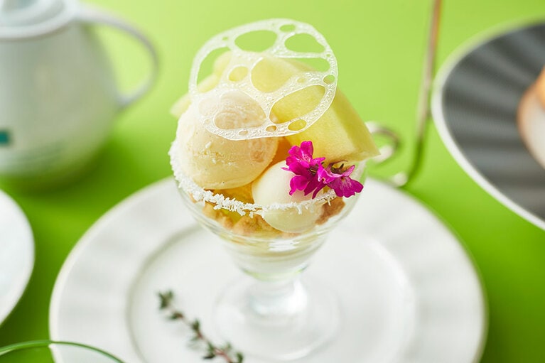 「メロンアフタヌーンティーセット」のスイーツメニューより、見た目も味わいも爽やかなメロンのミニパフェ。