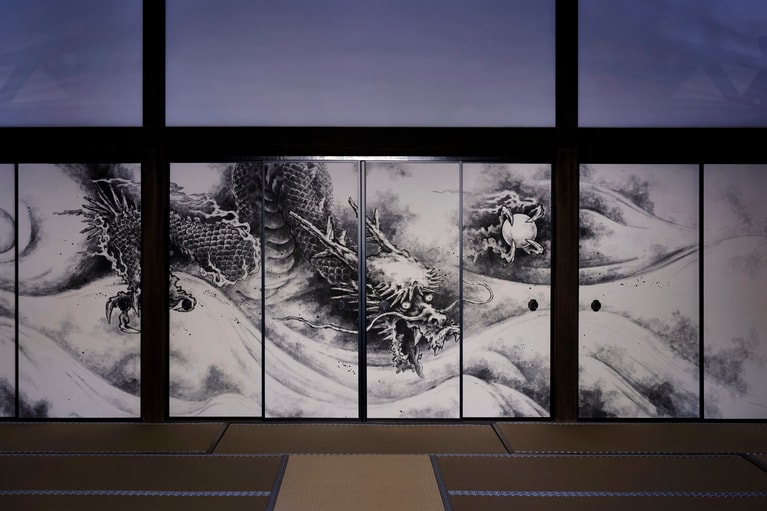 知恵の真珠を手にする第6の龍。