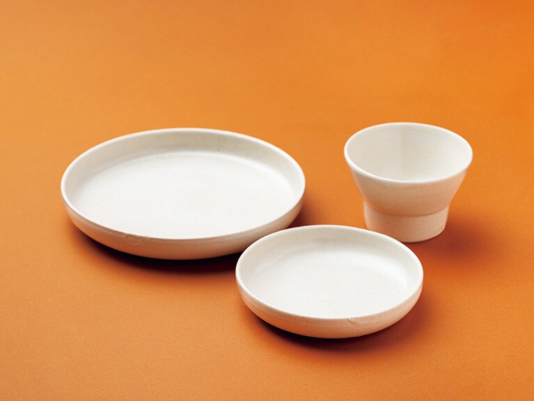 左から：ジュニアプレート Φ約18×H約2cm 3,850円、チャイルドプレート L Φ約12×H約2cm 2,530円、子供飯碗 Φ約9.5×H約5.5cm 3,300円。