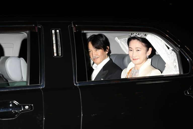 皇居を後にされる秋篠宮ご夫妻　©JMPA