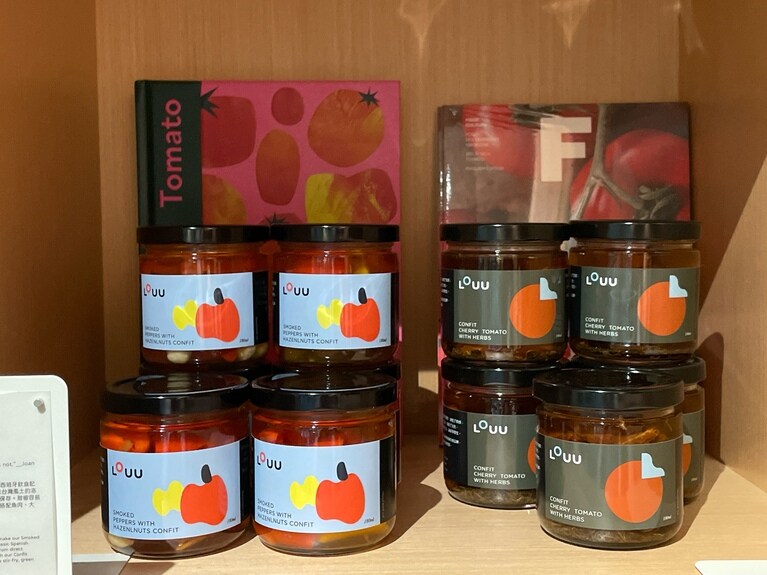 規格外のトマトやパプリカを用いたオイル漬け。瓶のラベルもかわいいです。
