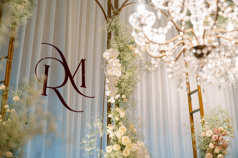 白い花々とともに律の「R」と美玖の「M」をデザインしたロゴがステージで輝いて。