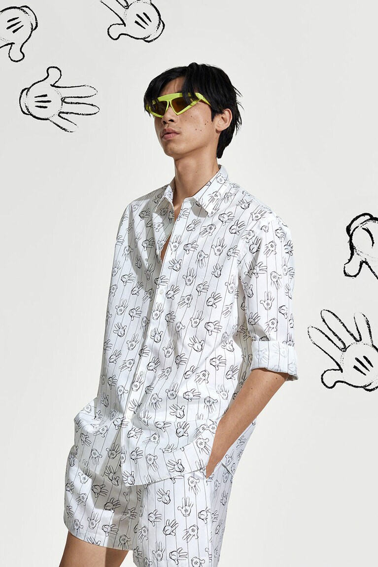 シャツ 94,600円、ショートパンツ94,600円。©Disney