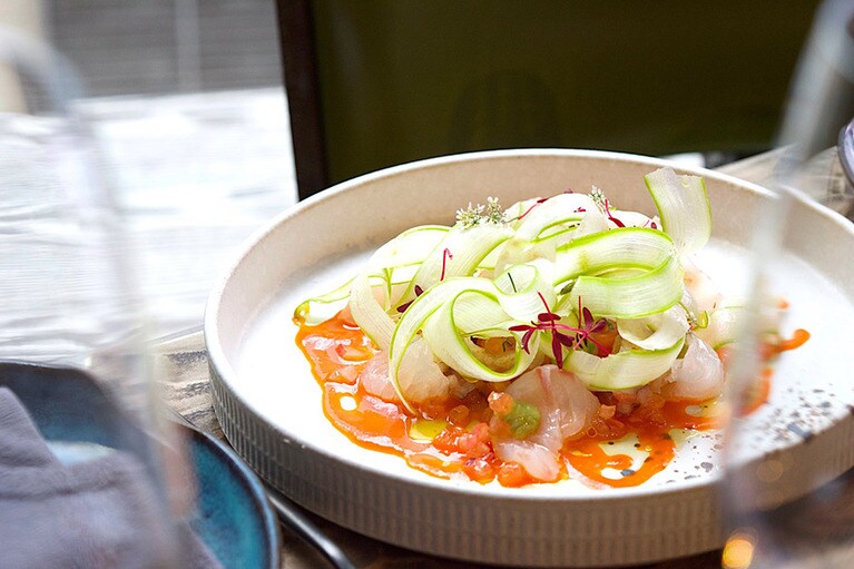 「パルゴ・アル・ロコト」は鯛とセロリ、アスパラガス、アボカドなどを使った一品で、ロコトは南米アンデスで採れる唐辛子の一種。伝統的な調理法をモダンなプレゼンテーションで仕上げたもの。160香港ドル。