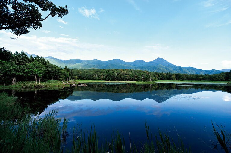 二湖から標高1,661mの羅臼岳を始めとした6つの山が連なる知床連山が一望できる。