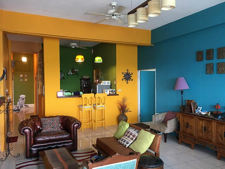 2階にあるフロント・ロビー。ビビッドな色彩とヨーロッパ調の家具が特徴的。