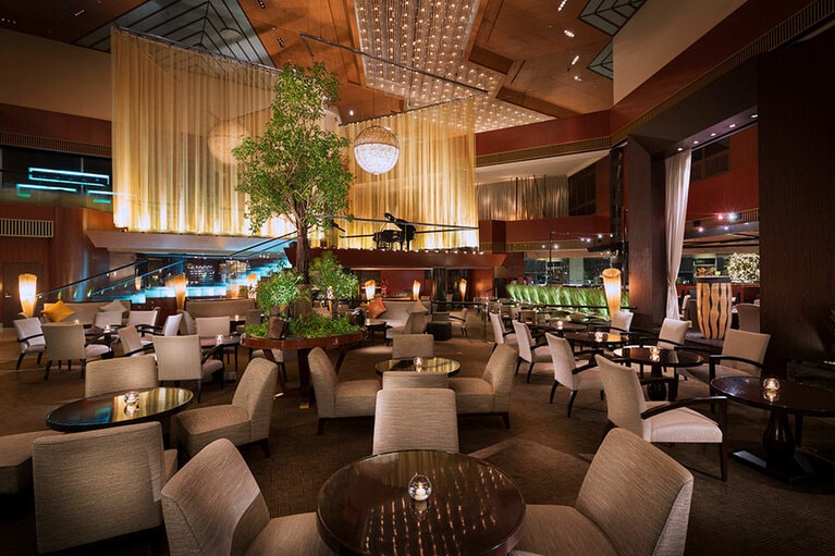 シックで落ち着いた空間「アトリウムラウンジ」(2階）の店内。