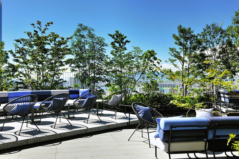 「!JaJa! Bar」には、緑あふれるテラス席も。