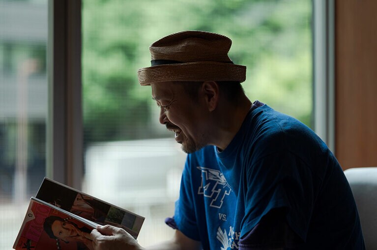 アートディレクターの大島依提亜さん。