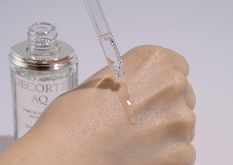 オイルなのに軽やかで、サラサラのびるテクスチャー。