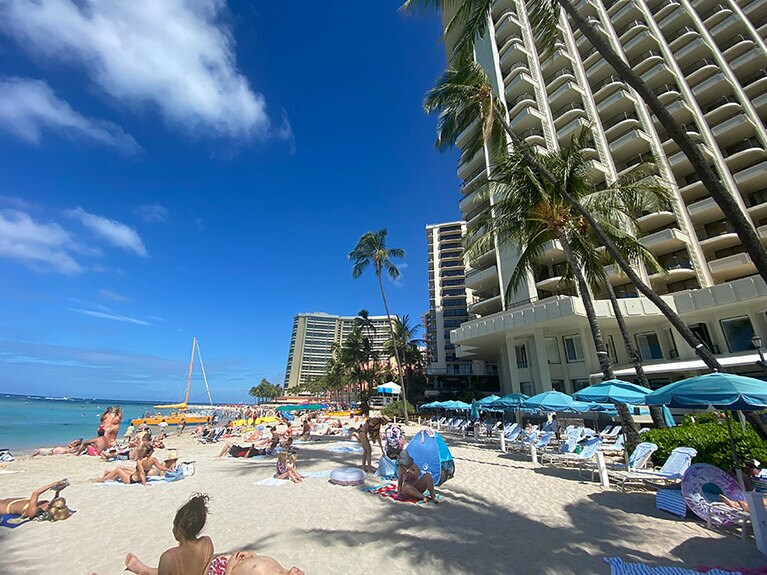 日差しのまぶしいワイキキビーチ。「ただいま、ハワイ」と挨拶したい気分になります。
