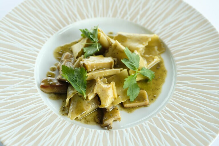 地酒で蒸したアワビのパッパルデッレは肝のソースで。