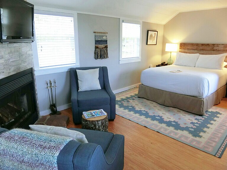 ナチュラルなインテリアの客室には暖炉を完備。