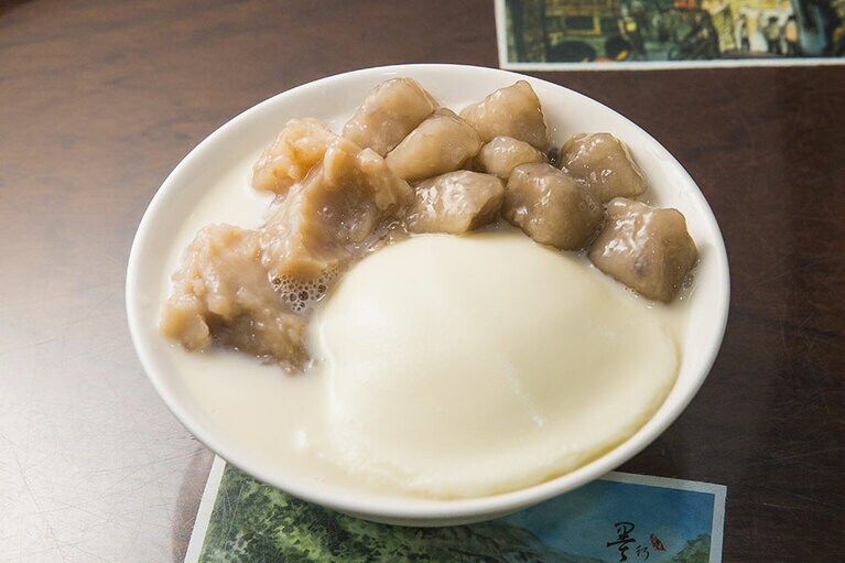 關西 仙草凍＋粉圓＋粉粿＋脆圓 70元。台湾の關西という地域の仙草ゼリーもファンが多い。ほろ苦いゼリーにはさつま芋団子など甘めのトッピング。