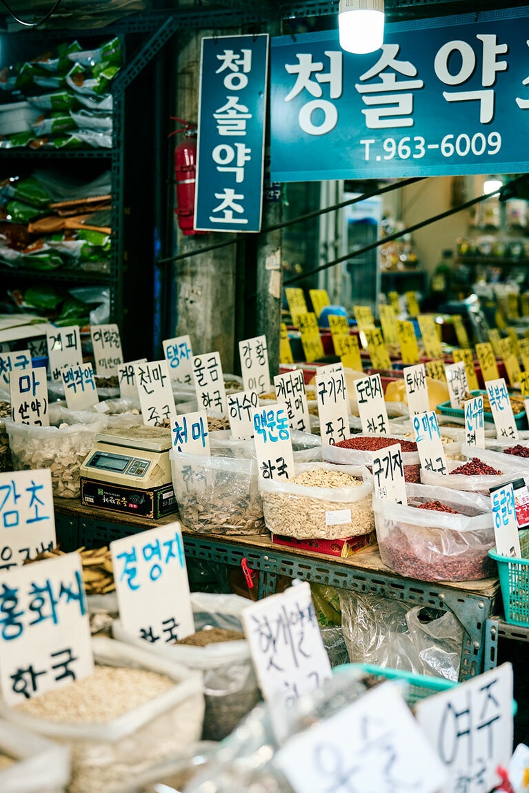 視力改善や整腸作用のある決明子、鎮痛と解熱作用のある甘草、疲労回復効果のある長芋（チョンマ）などが並ぶ薬草専門店。